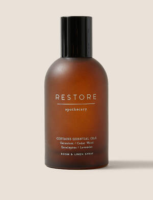 marksandspencer_HOME rada Apothecary_T27_2215W_Restore vonny sprej s esencialnimi oleji_pokoj a povleceni_geranium cedr eukalyptus levandule_199Kc.jpg